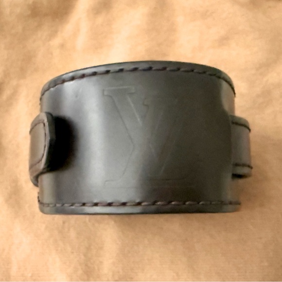 LOUIS VUITTON Leather Monogram Glacé Wrap Bracelet - Picture 3 of 9